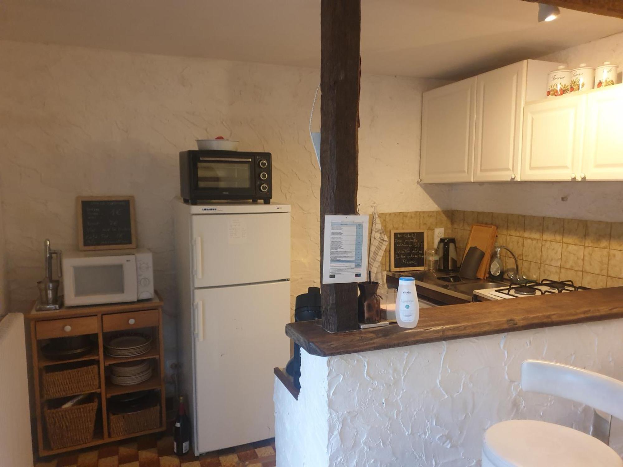 Maison Marylene Possibilite De Louer 2 Chambres Et Un Lit 1Place Supplementaire Ici C'Est Calme Et Simple Entretien Et Petit Dejeuner A Regler Sur Place Vous Gagnez 16 Pour-Cent Givry  Phòng bức ảnh