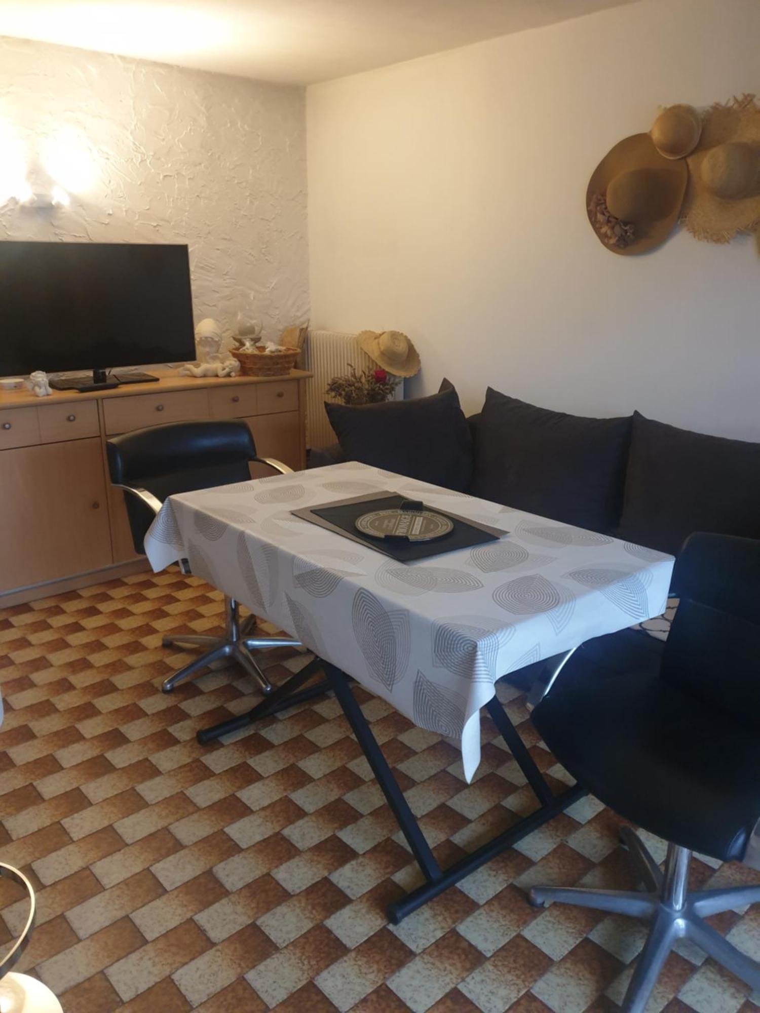 Maison Marylene Possibilite De Louer 2 Chambres Et Un Lit 1Place Supplementaire Ici C'Est Calme Et Simple Entretien Et Petit Dejeuner A Regler Sur Place Vous Gagnez 16 Pour-Cent Givry  Phòng bức ảnh